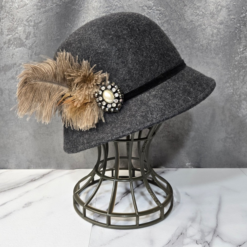 Callanan Millinery Cloche Hat Womens OS Gray 100% Wool Feather Pearl Brooch Chic